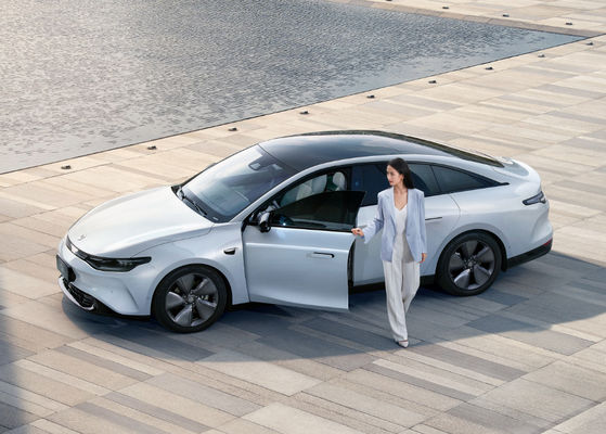 Le saut C01 circule en voiture la voiture électrique 525-717KM que 4 portes 5 pose la charge 0.67H rapide