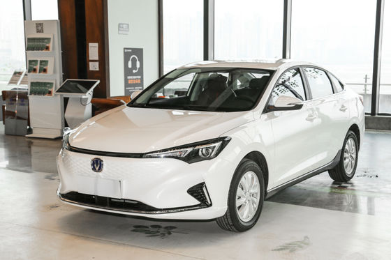 Voiture compacte de berline de sièges des portes 5 de Changan Eado EV460 365-405KM Changan EV 5