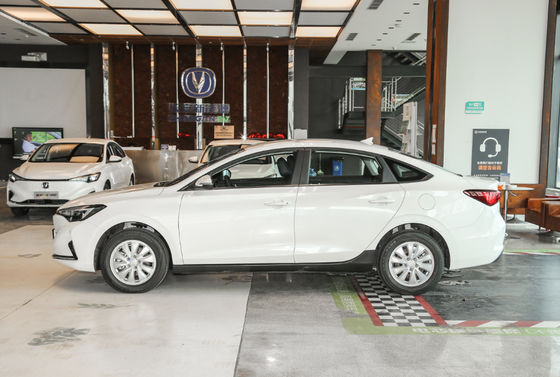 Voiture compacte de berline de sièges des portes 5 de Changan Eado EV460 365-405KM Changan EV 5