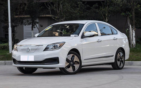 Portes électriques pures de la voiture compacte 4 de 400KM Dongfeng Fengshen E70 5 sièges