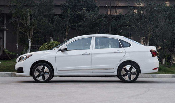 Portes électriques pures de la voiture compacte 4 de 400KM Dongfeng Fengshen E70 5 sièges