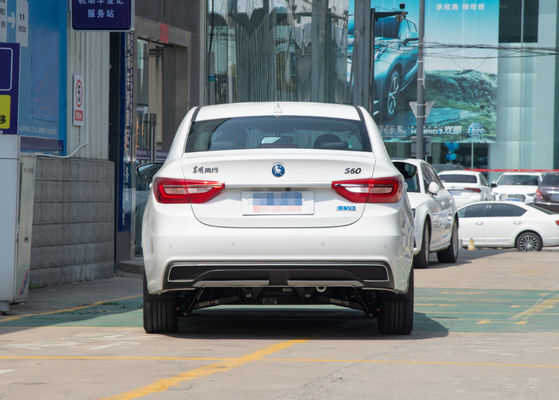 Voitures électriques pures de S60EV Dongfeng Ev 415KM avec 4 portes 5 sièges