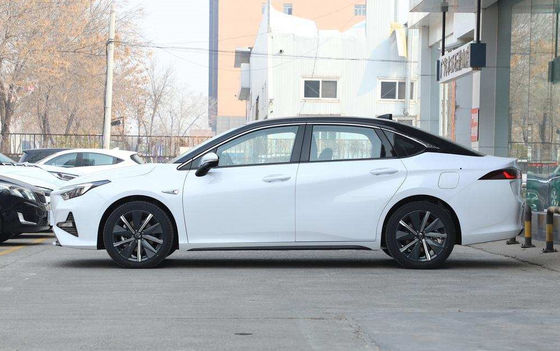 La voiture électrique 510KM de berline de Guangqi Yilue EA6 4 portes 5 pose la charge 0.78H rapide