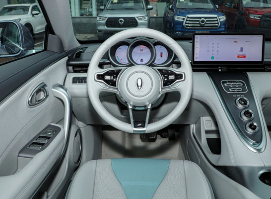 4 portes 5 pose le véhicule électrique pur automatique du chat 555-705KM de foudre d'ORA